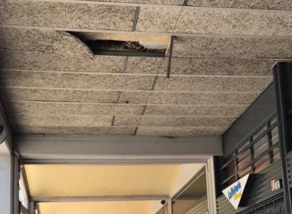Cavriago, crolla soffitto in via Rivasi: chiuso un bar