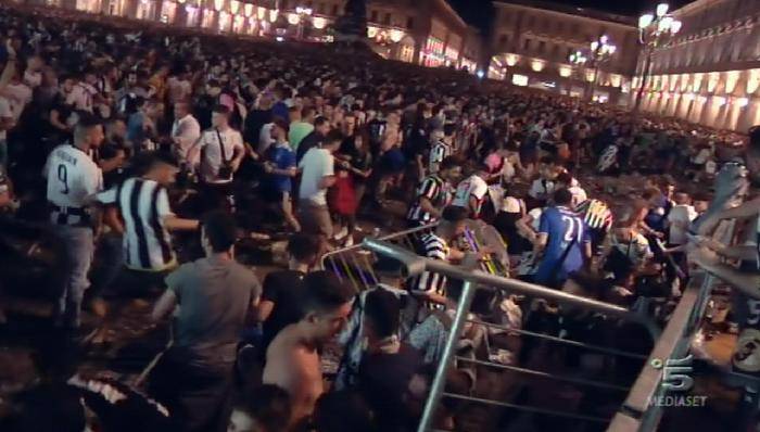 La folla presa dal panico in piazza San Carlo a Torino 