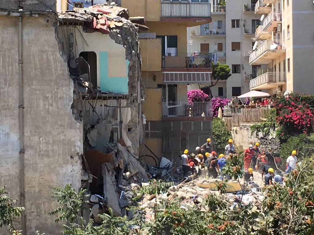 Il crollo del condominio a Torre Annunziata