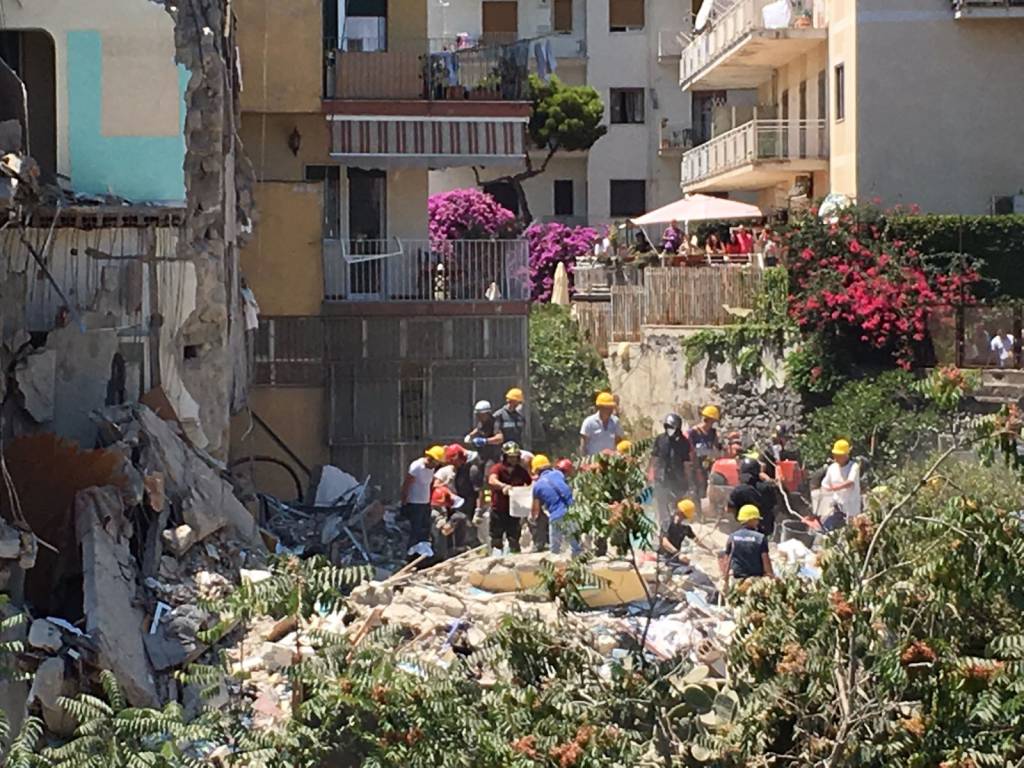 Crolla condominio: tre morti, almeno quattro dispersi