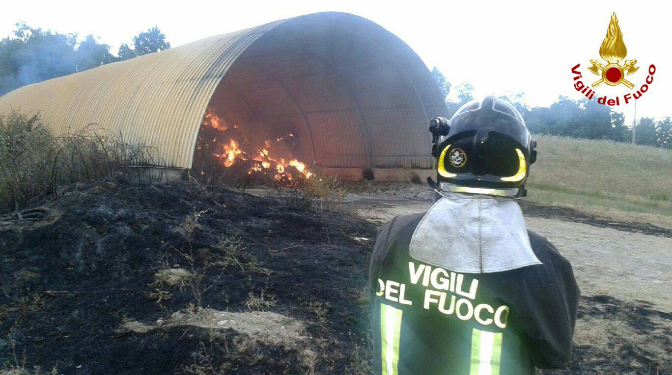 Castellarano, 300 rotoballe distrutte da un incendio