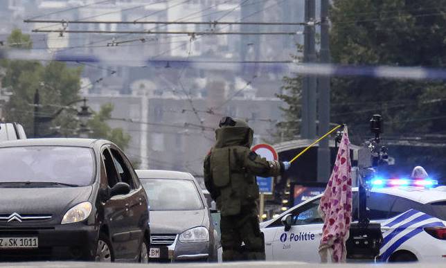 Allarme terrorismo a Bruxelles, polizia spara su auto
