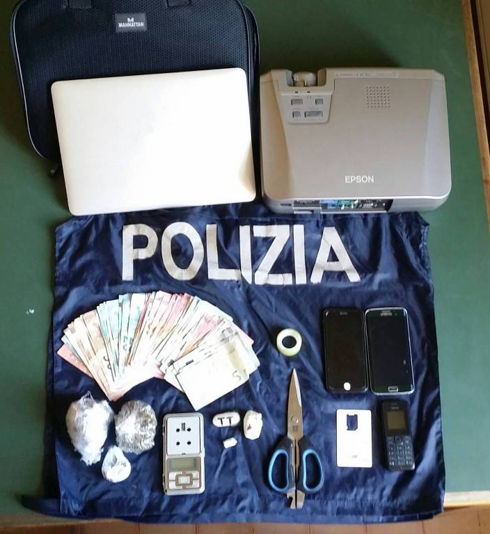 Blitz in via Turri: sequestrata droga e un Macbook rubato