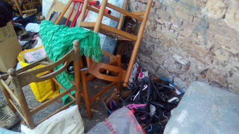 Divani, sedie e rifiuti vari: discarica a cielo aperto in via Doberdò