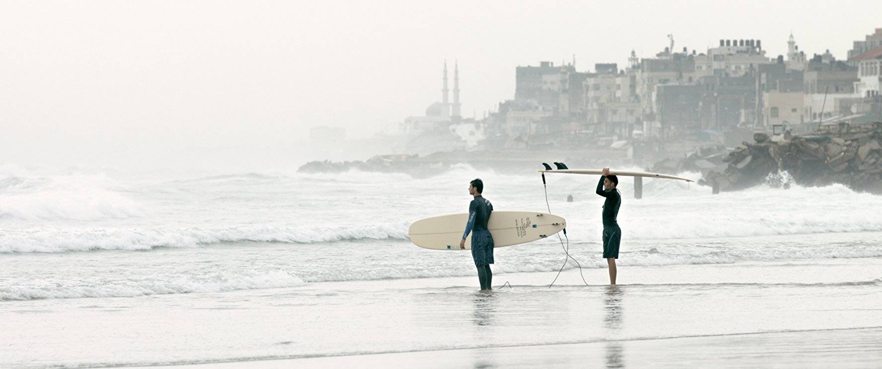Gaza, sulla tavola da surf per “fuggire” dalla Striscia