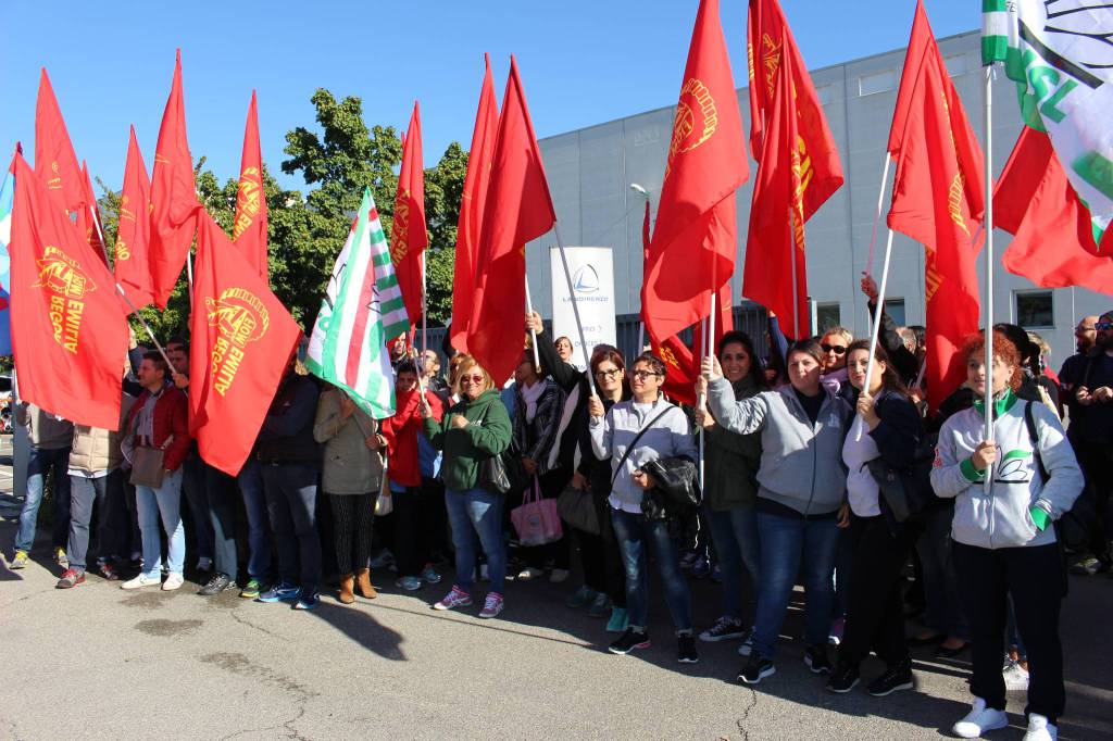Landi Renzo, sciopero e presidio dei lavoratori davanti a Unindustria