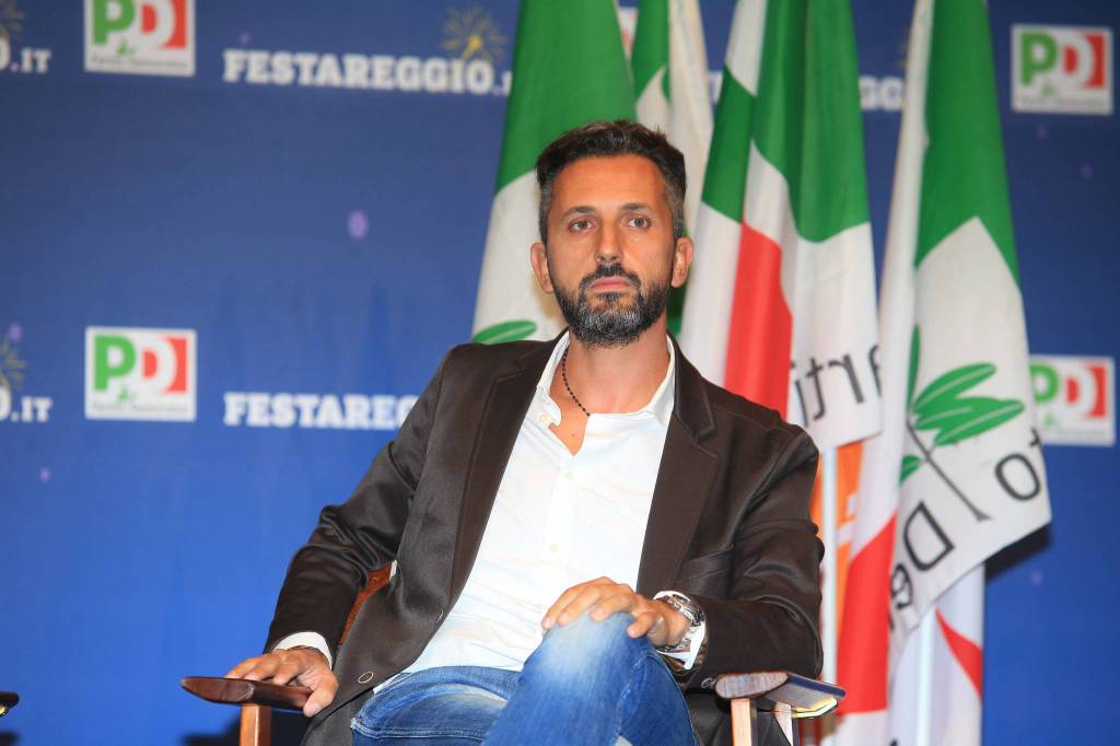 Tricolore nei banchetti Pd, Renzi sposa la proposta di Costa