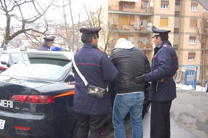 Picchia i carabinieri che lo fermano con la cocaina: arrestato
