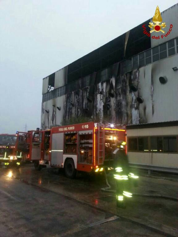 San Martino in Rio, grosso incendio nella notte in un’azienda
