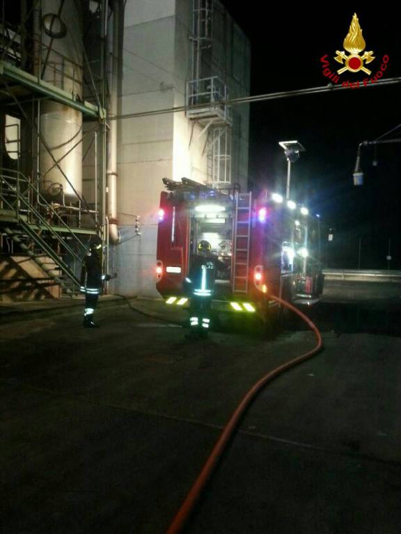 San Martino in Rio, grosso incendio nella notte in un’azienda