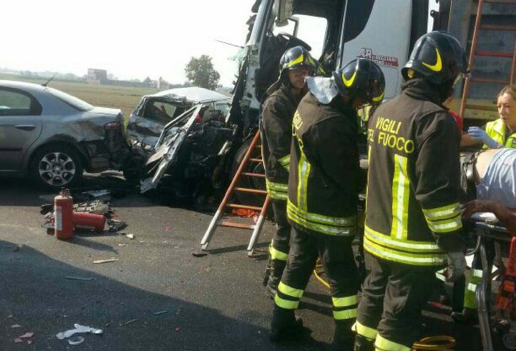Luzzara, si scontrano tre auto e tre camion: un ferito grave