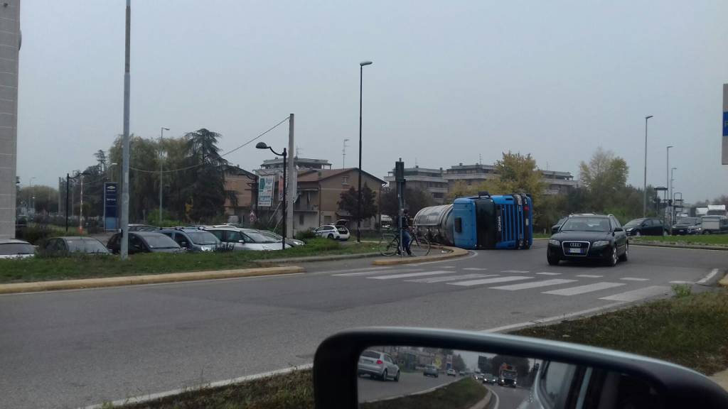 Pieve, camion ribaltato sulla via Emilia: traffico in tilt