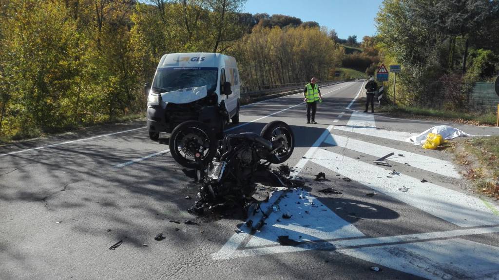 Carpineti, motociclista si scontra con furgone e muore