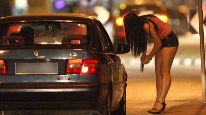 Cella, servizio navetta per prostitute: italiano arrestato