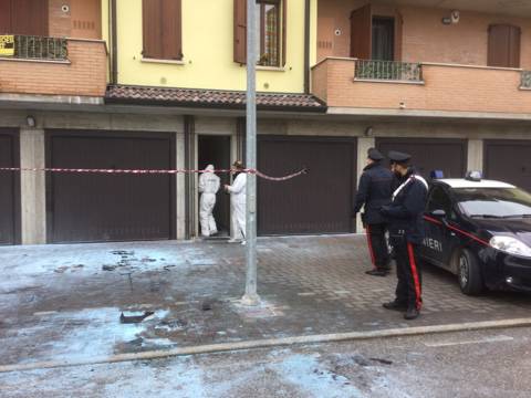 I tecnici della scientifica e i carabinieri davanti a casa Citro a Reggiolo