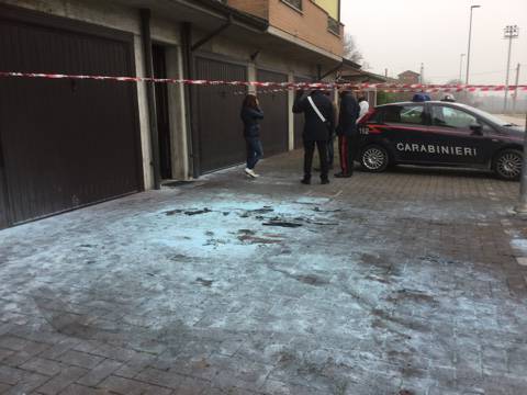 La moglie della vittima davanti al garage dove è stata bruciata l'auto di Francesco Citro e all'ingresso della palazzina