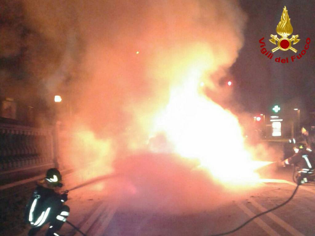 Cadelbosco Sopra, autocarro a fuoco nella notte