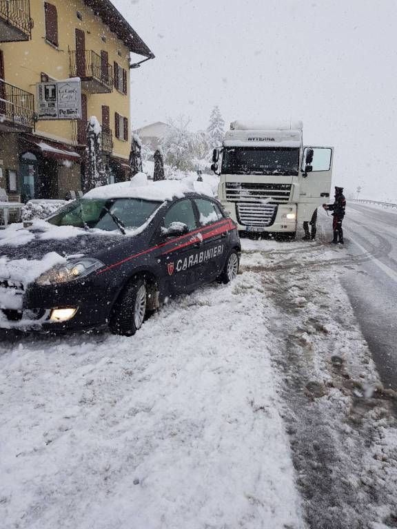 Neve sull’Appennino, disagi per gli automobilisti: prime multe