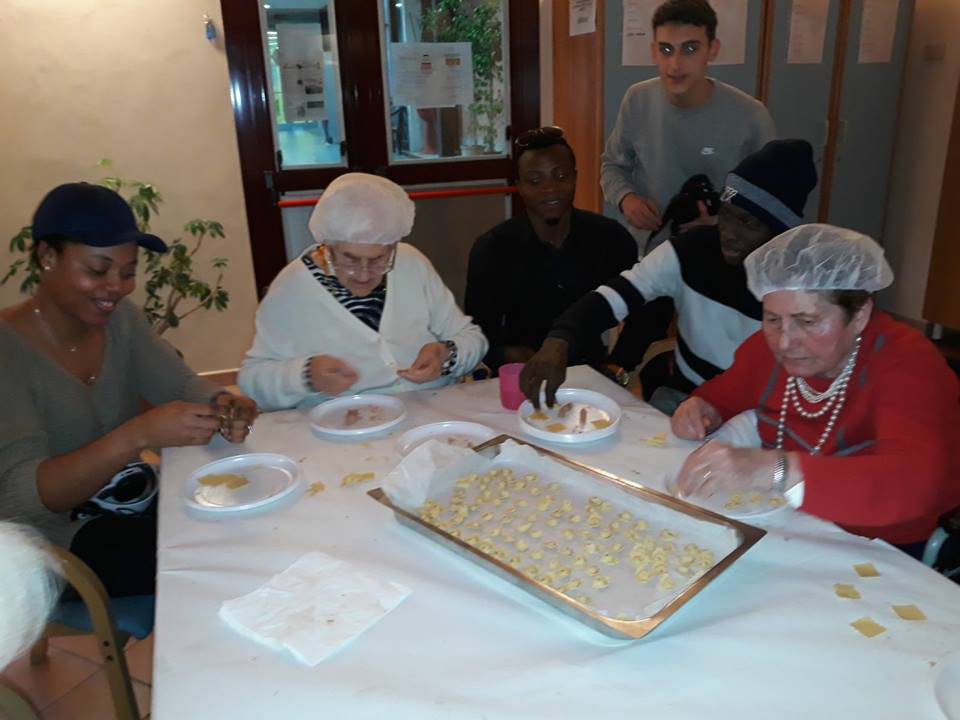 I profughi imparano a fare i cappelletti dalle nonne della casa di riposo
