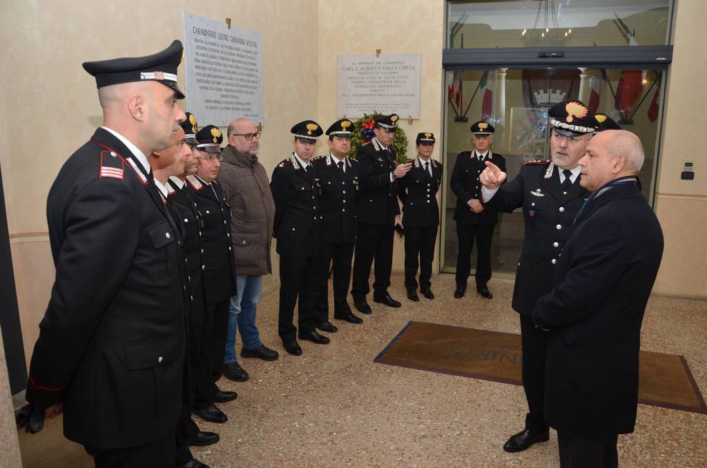 Il questore saluta i carabinieri dopo il suo insediamento