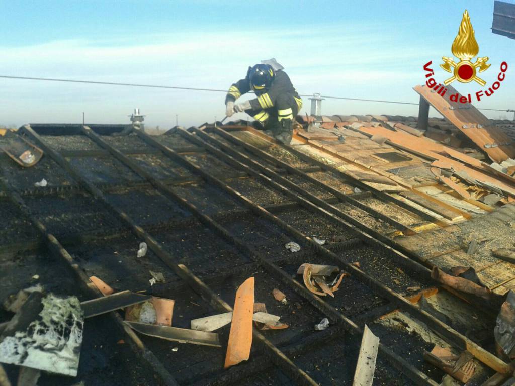 Casalgrande, brucia tetto: operaio intossicato