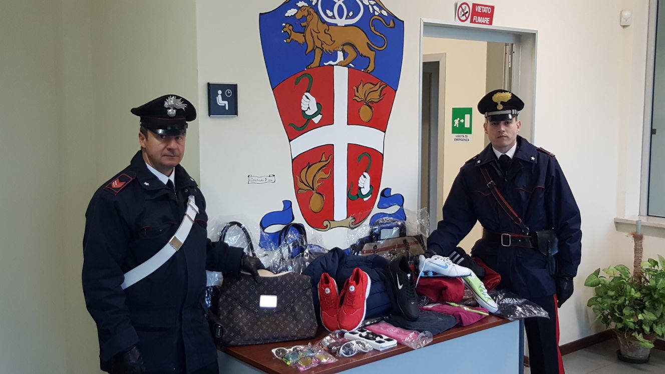 I carabinieri con una parte della merce sequestrata