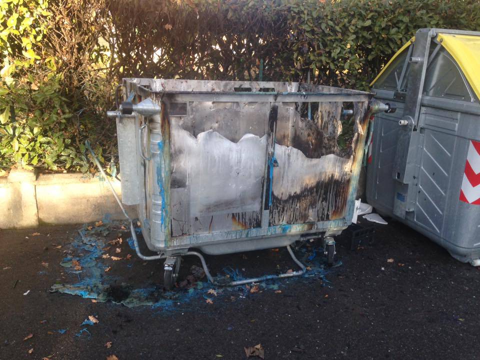 Cavriago, vandali danno fuoco ai cassonetti della spazzatura