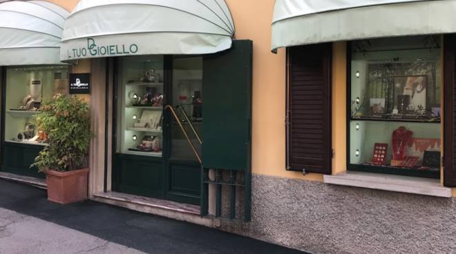 Montecchio, tentata rapina in gioielleria: donna denunciata