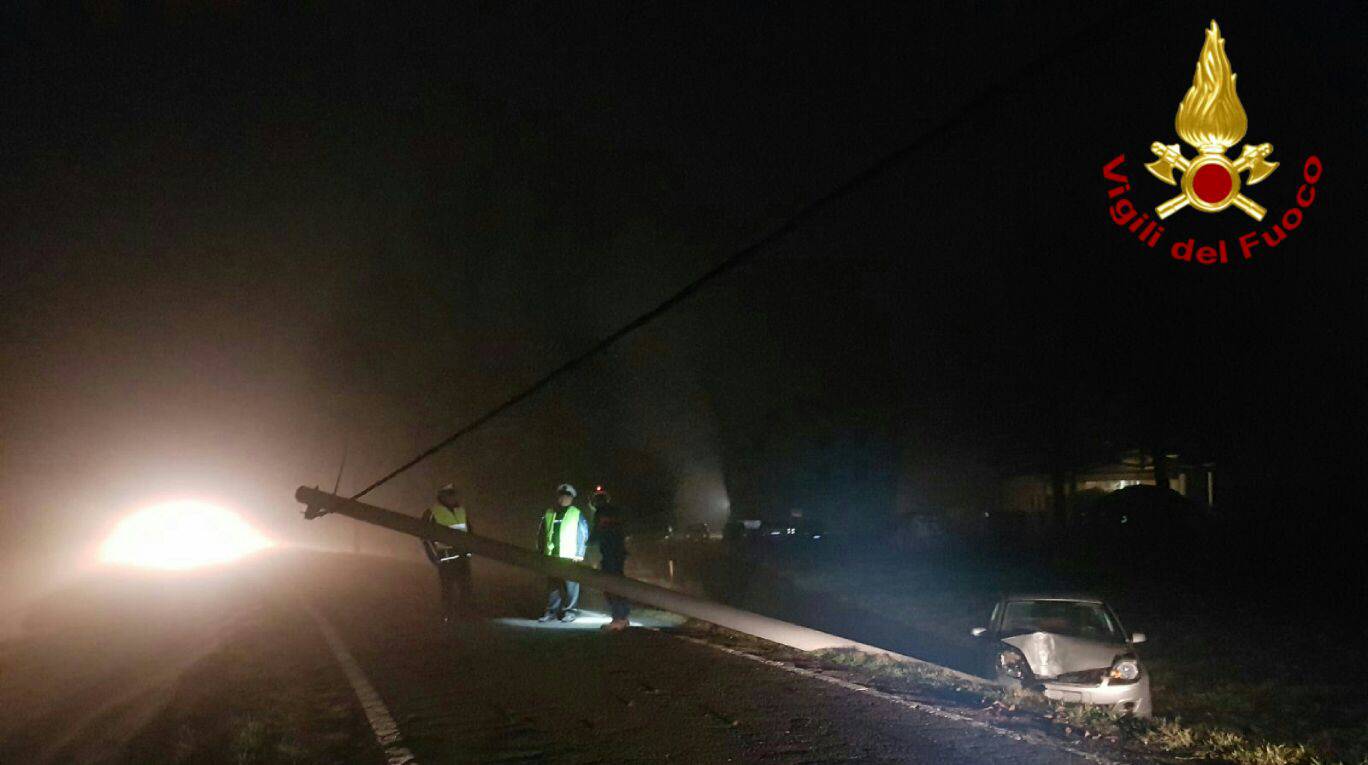 Correggio, auto abbatte un palo Enel: San Biagio al buio