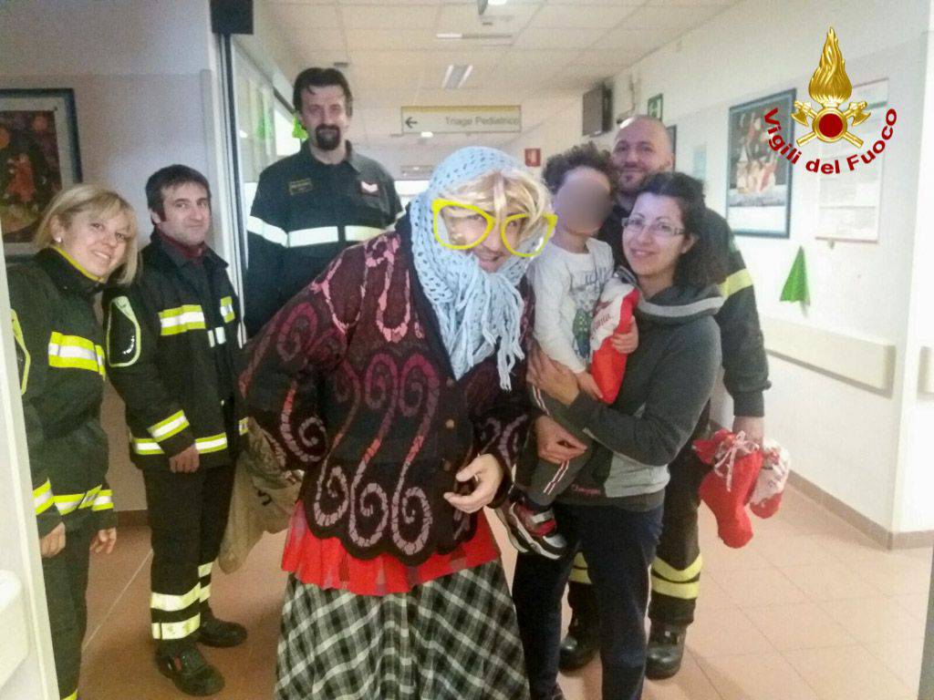 La Befana dei vigili del fuoco porta doni ai bimbi della pediatria