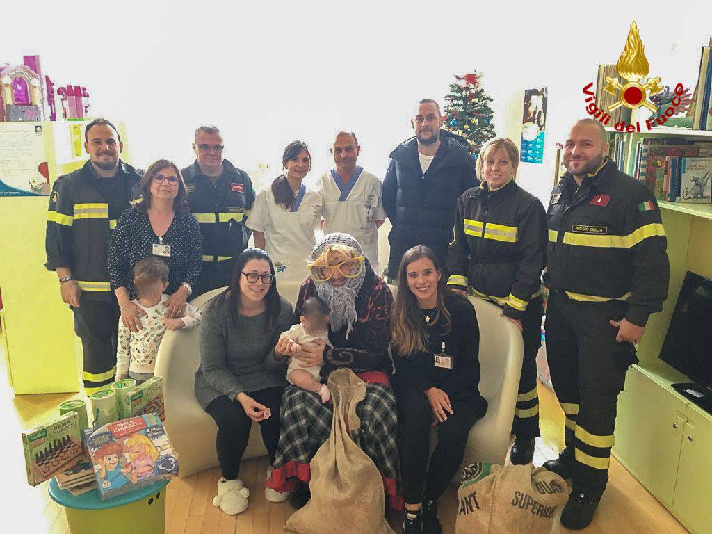La Befana dei vigili del fuoco porta doni ai bimbi della pediatria