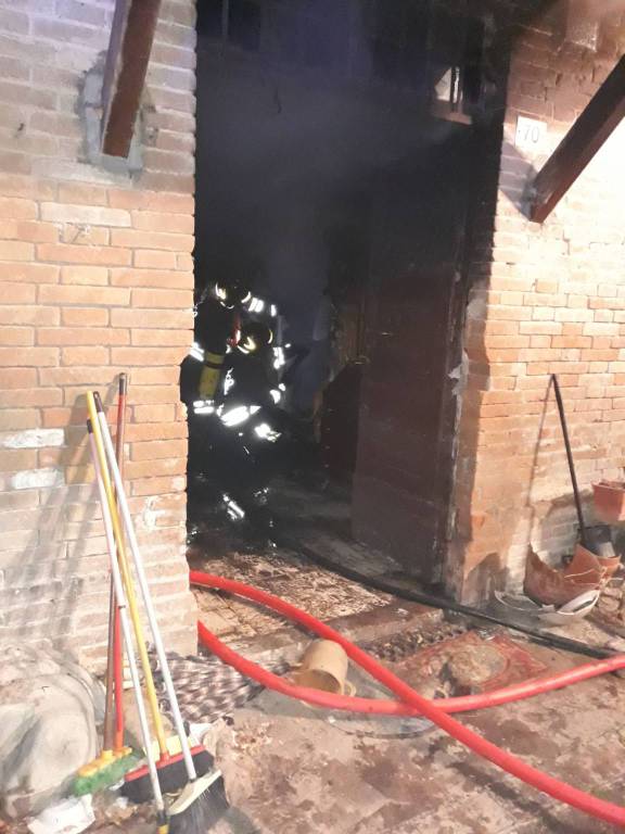 Gattatico, incendio in una casa colonica: fratello e sorella all’ospedale