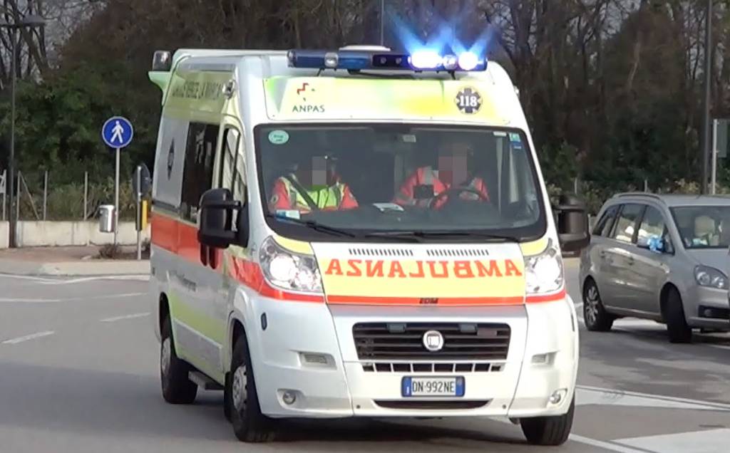 San Maurizio, auto contro camion: muore un 22enne