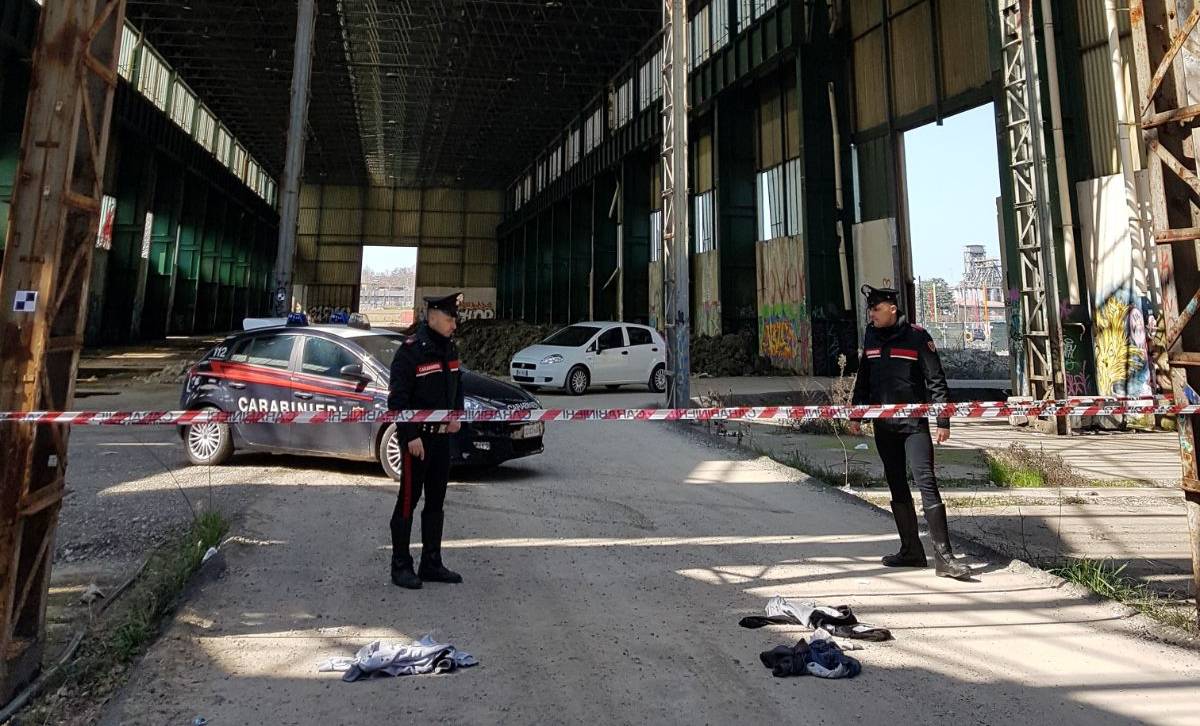 I carabinieri setacciano le ex Reggiane, due espulsioni