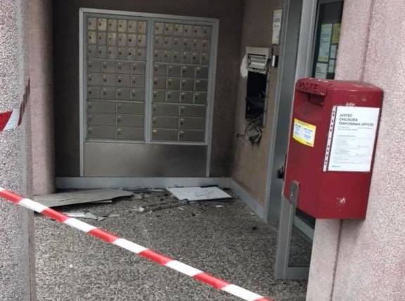 Reggiolo, fanno esplodere il bancomat delle Poste