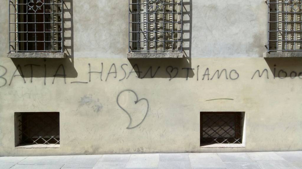 La Lega: “Vergogna, le scritte sui muri sono ancora lì”