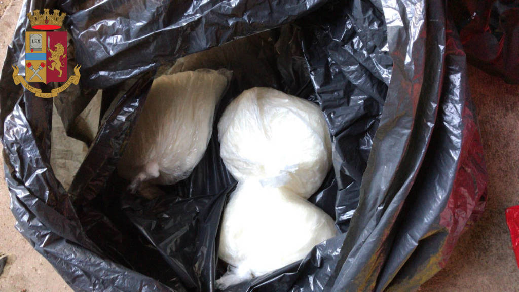 Spaccio, stroncata banda di nigeriani: sequestrati 5 chili di droga
