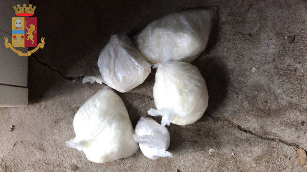 Spaccio, stroncata banda di nigeriani: sequestrati 5 chili di droga
