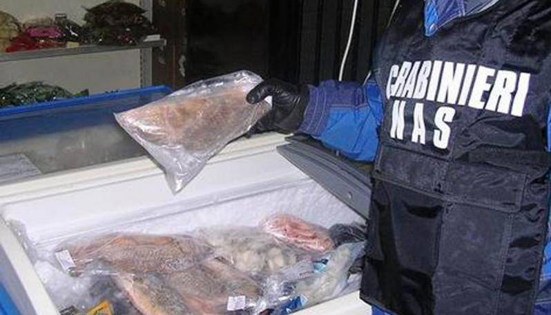 Pesce congelato venduto come fresco: 3 ristoratori denunciati