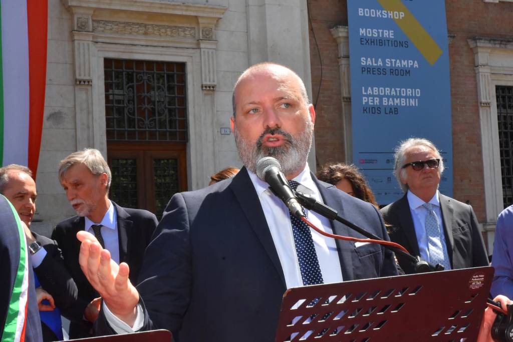 Festa Liberazione, il sindaco: “Reggio sia simbolo di dialogo in un mondo incattivito”