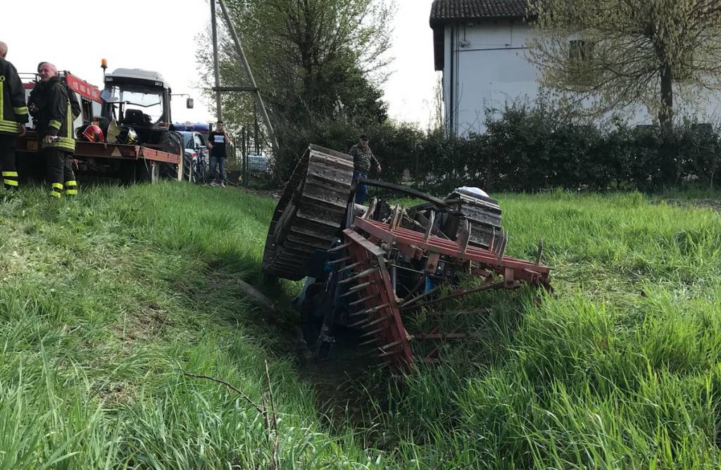 Correggio, agricoltore schiacciato da un trattorino: è grave