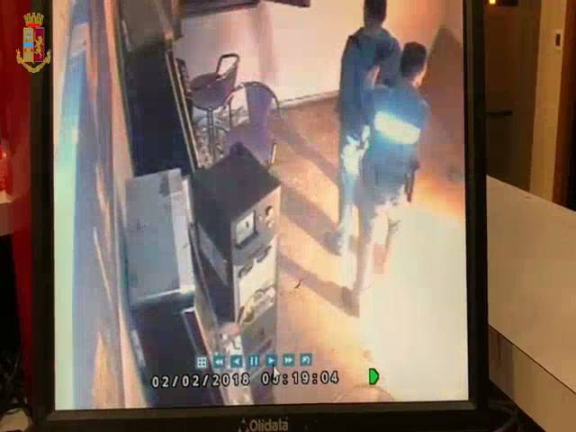 Via Melato, furto in un bar: arrestati due albanesi