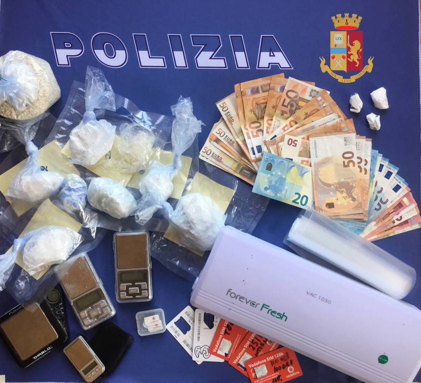Spaccio, albanese arrestato con quasi mezzo chilo di cocaina