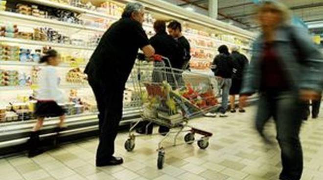 La Cgil a Confcommercio: “Apertura negozi nei festivi, si faccia accordo territoriale”
