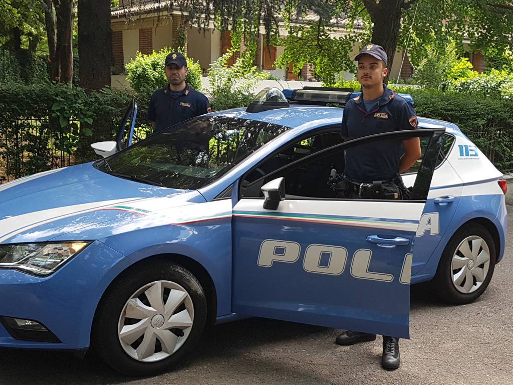 Via Gramsci, poliziotti aiutano anziana a fare la spesa