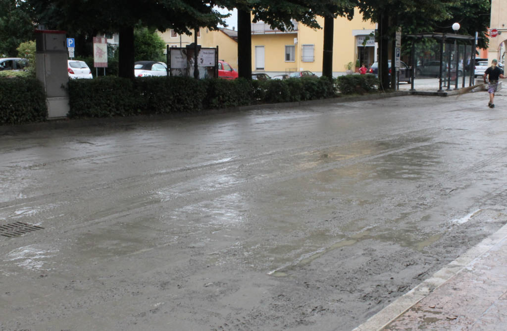 Quattro Castella, acqua e fango invadono piazza Garibaldi