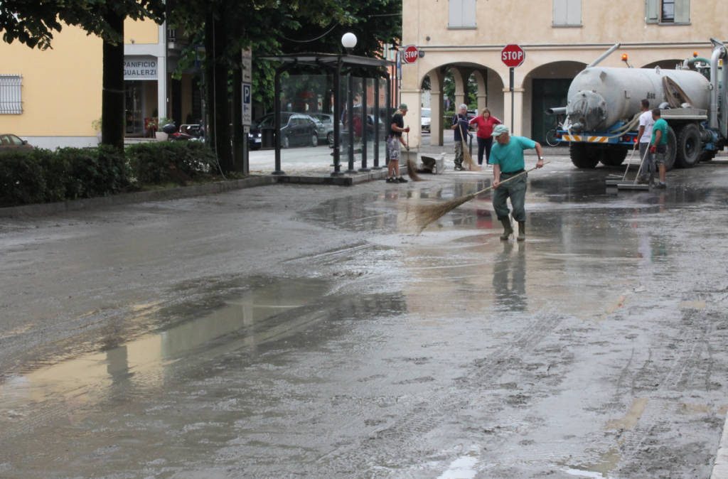 Quattro Castella, acqua e fango invadono piazza Garibaldi