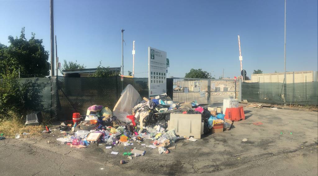 Cavriago, rifiuti abbandonati al centro di raccolta