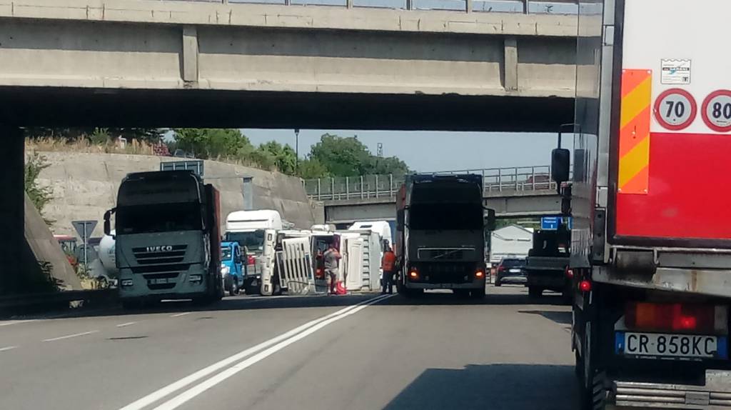 Castellarano, camion ribaltato: traffico in tilt