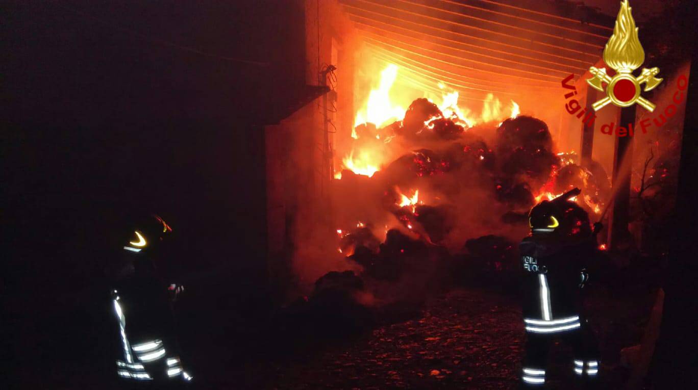 Immane incendio in un fienile, bruciate 150 rotoballe